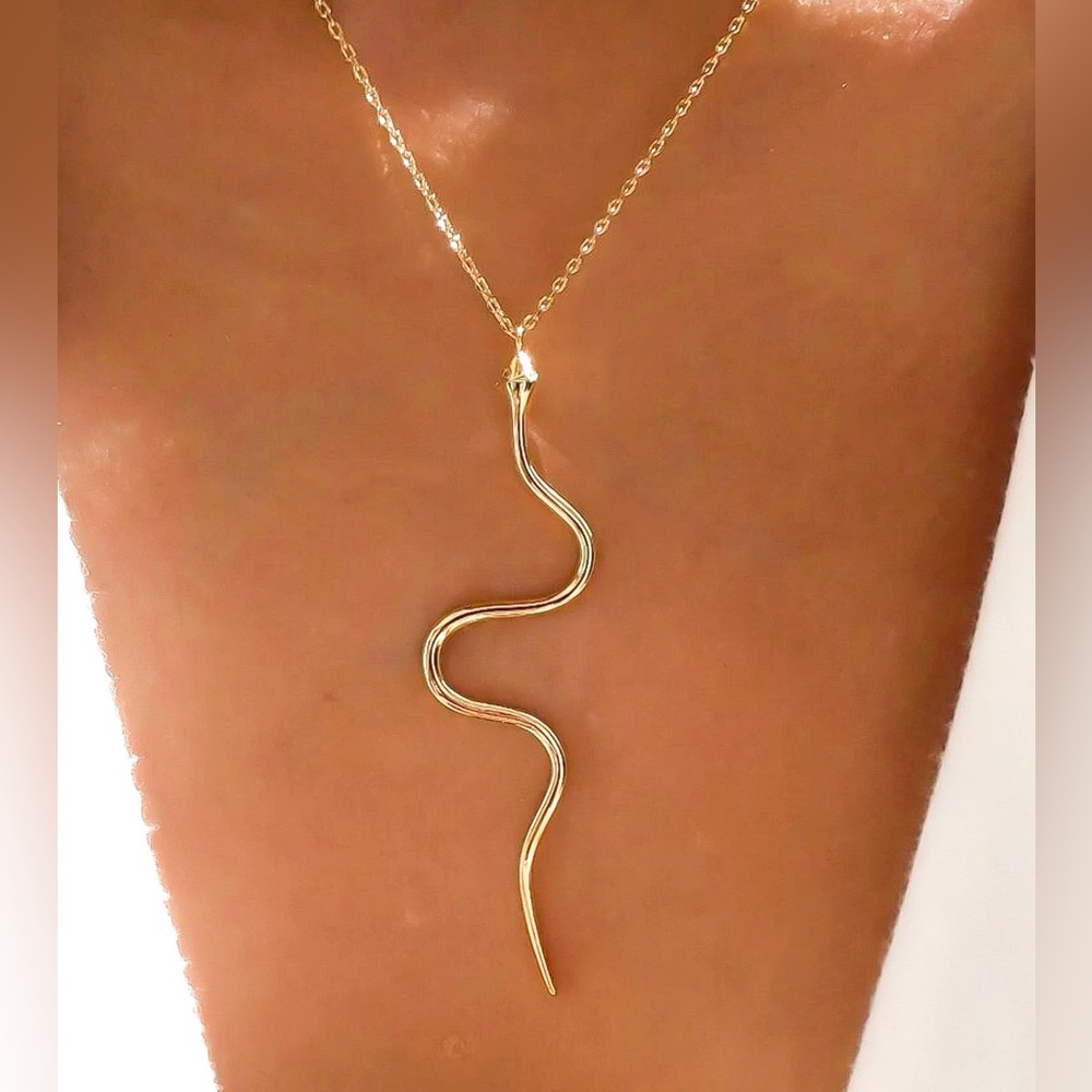 ❀ Minimalist Elegant Gold Charm Snake Pendant Necklace